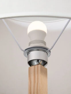 Standleuchte, Natural/White 8 Standleuchte, Natural/White -Heimtextildekoration NordicTouch Standleuchte Weiss G36 43x43x160 lup1