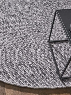 Handweb-Teppich, Dark Grey -Heimtextildekoration Tjaellmo HandwebTeppich Dunkelgrau DarkGrey 200rund lup2